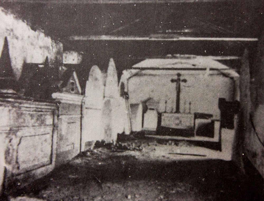 Mausoléu do Convento de Santa Clara em 1856. Observa-se as marcas das chamas do incêndio de 1842. Acervo Maria Morgado de Abreu