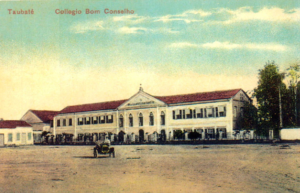 Cartão Postal editado por volta de 1910 mostra o colégio Bom Conselho, criado por iniciativa do Monsenhor José Pereira da Silva Barros, junto à Capela da Piedade