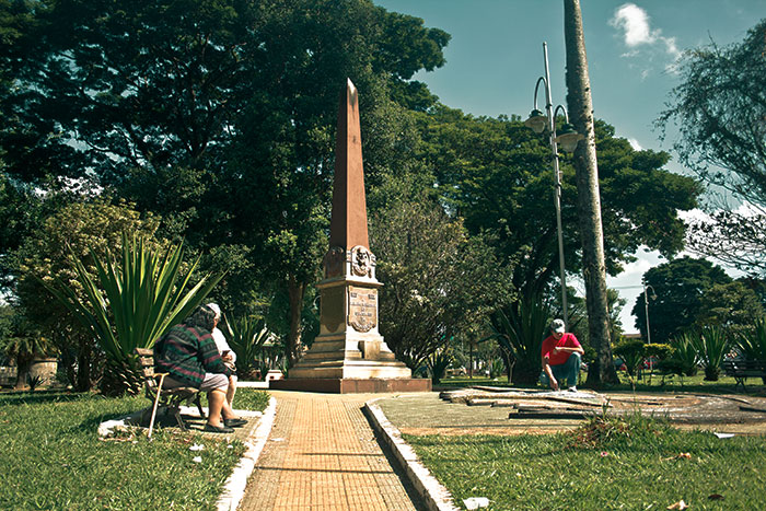 Monumento ao centenário da Independência do Brasil, localizado no Parque Dr. Barbosa de Oliveira. (Angelo Rubim/Almanaque Urupês)