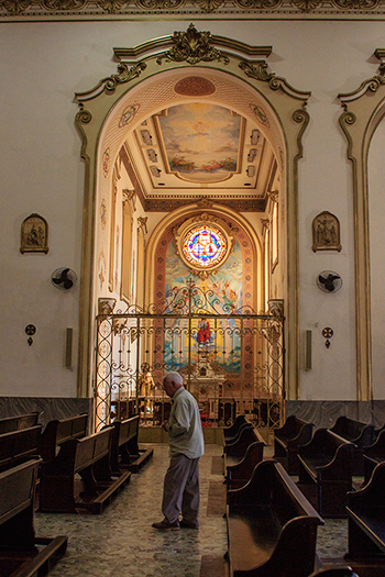 Capela dos Passos, com a entrada no interior da Catedral de São Francisco, em Taubaté. (Angelo Rubim/Almanaque Urupês)