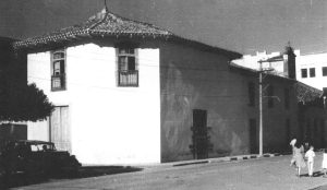 Capela do Pilar nos anos 1940 - Nessa imagem é possível verificar a sineira lateral, construída em 1833 e que não existe mais.