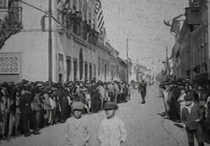 Rua Visconde do Rio Branco com a Rua Bispo Rodovalho. O Prédio à esquerda é a Câmara Municipal de Taubaté, o casarão Varella