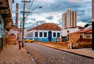 Vista da Casa Oliveira Costa depois da demolição da Farmácia São José. Fotografia tomada da esquina da Rua Sacramento com a Rua Anizio Ortiz Monteiro