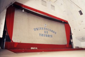 Interior do Cine Urupês, quando já havia sido rebatizado como Teatro São João, na década de 1980