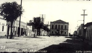 Praça Dr. Monteiro. Ao fundo o Solar do Visconde do Tremembé