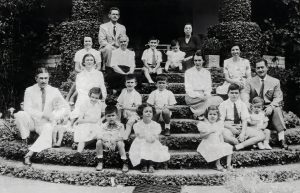 Família Oliveira Costa nos fundos da Casa Oliveira Costa - Acervo AMPAH