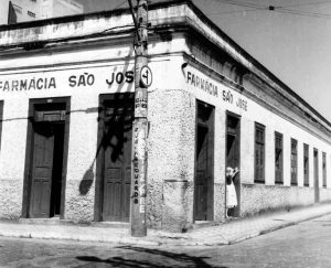 Farmácia São José, edifício que existia na frente da Casa Oliveira Costa, esquina da Rua Anizio Ortiz com a Rua Visconde do Rio Branco