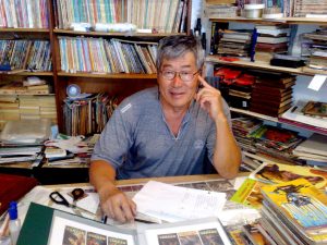 Jorge Hata, do quiosque Tunel do Tempo, na Praça da Imprensa - Fonte: Os Quadrinhos